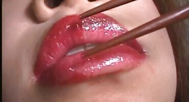 sex 🔞 Một cô gái da trắng trang sex hay liếm một Người Da đen không chỉ gà, mà tất cả mọi thứ.